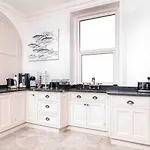 No 8 Metropole Towers, Stunning Sea Views! *