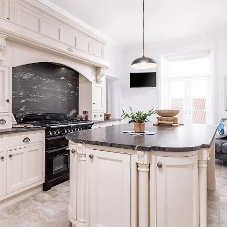 No 8 Metropole Towers, Stunning Sea Views! *