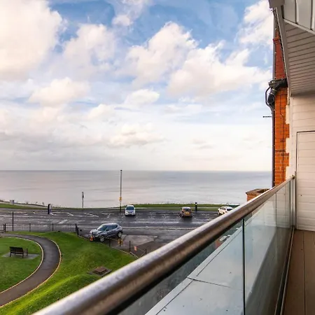 No 8 Metropole Towers, Stunning Sea Views! ウィットビー