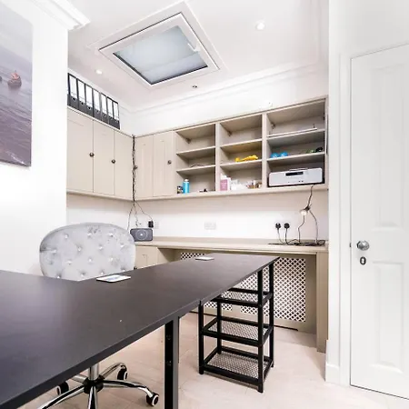 No 8 Metropole Towers, Stunning Sea Views! Apartmán *