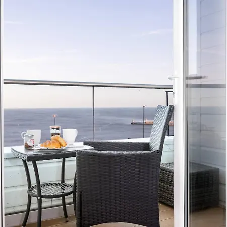 No 8 Metropole Towers, Stunning Sea Views! アパート ウィットビー