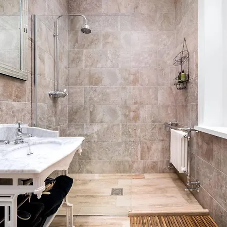 No 8 Metropole Towers, Stunning Sea Views! Appartamento