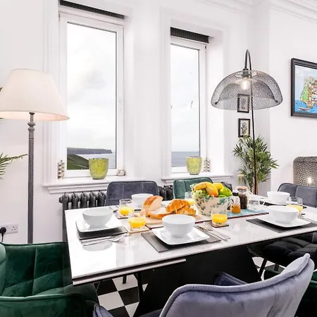 No 8 Metropole Towers, Stunning Sea Views! Apartment *