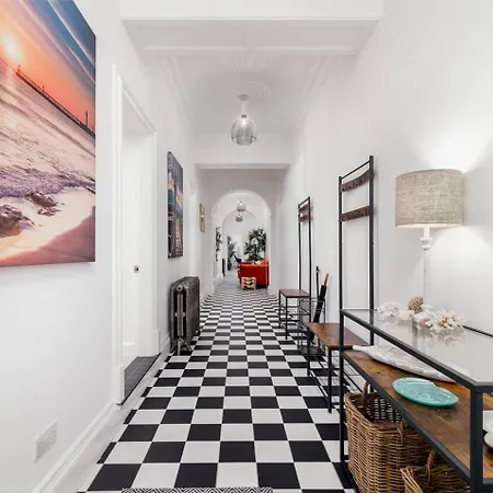 No 8 Metropole Towers, Stunning Sea Views! *