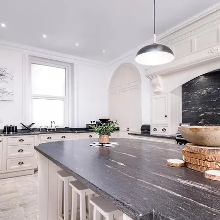 Apartment No 8 Metropole Towers, Stunning Sea Views! *