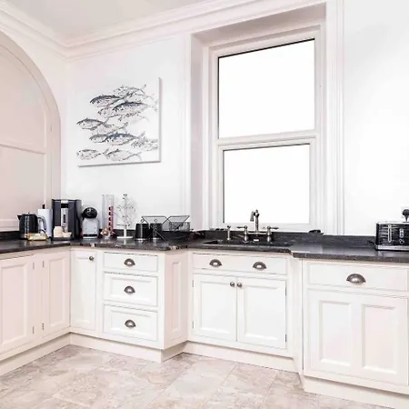 No 8 Metropole Towers, Stunning Sea Views! *